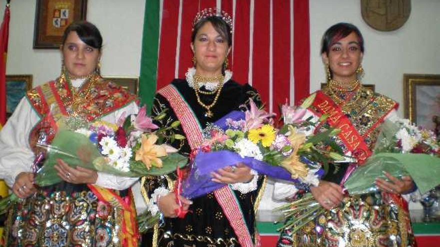 En el centro, la Reina de la Casa de Zamora en Madrid, Sara Isabel Antón Peláez, junto a las damas Gema Macías y Ana Isabel Alija