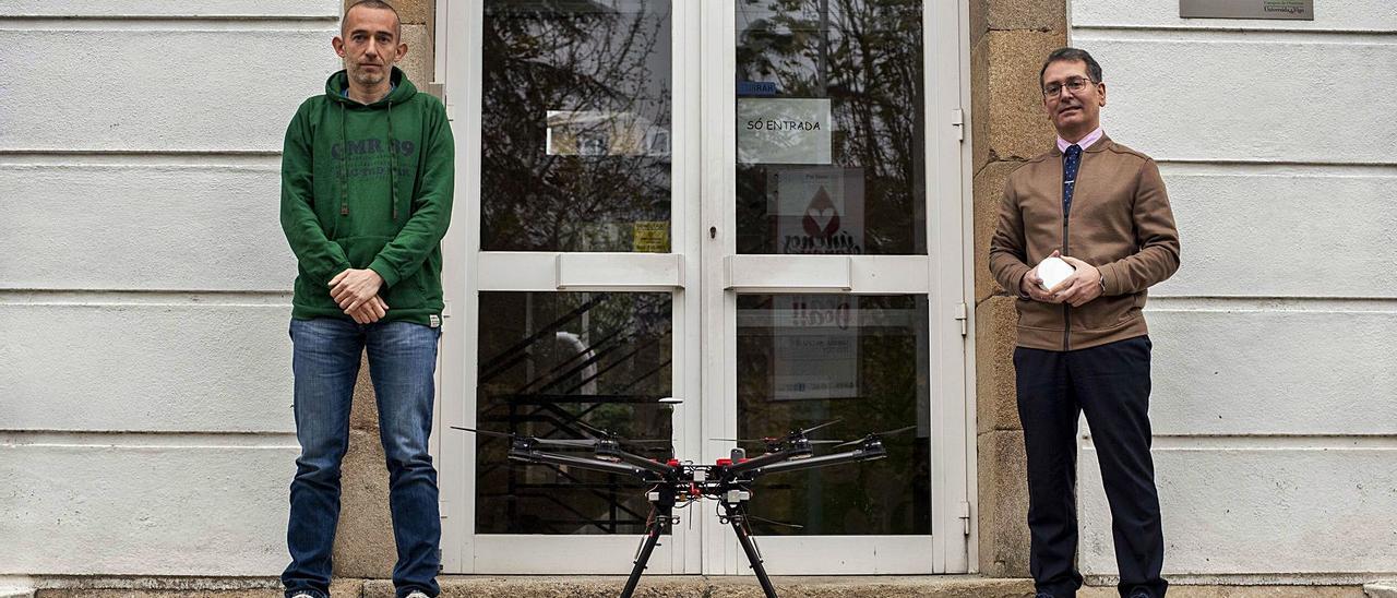 Higinio González y Humberto Michinel, investigadores de la Escuela de Ingeniería Aeronáutica. |   // BRAIS LORENZO