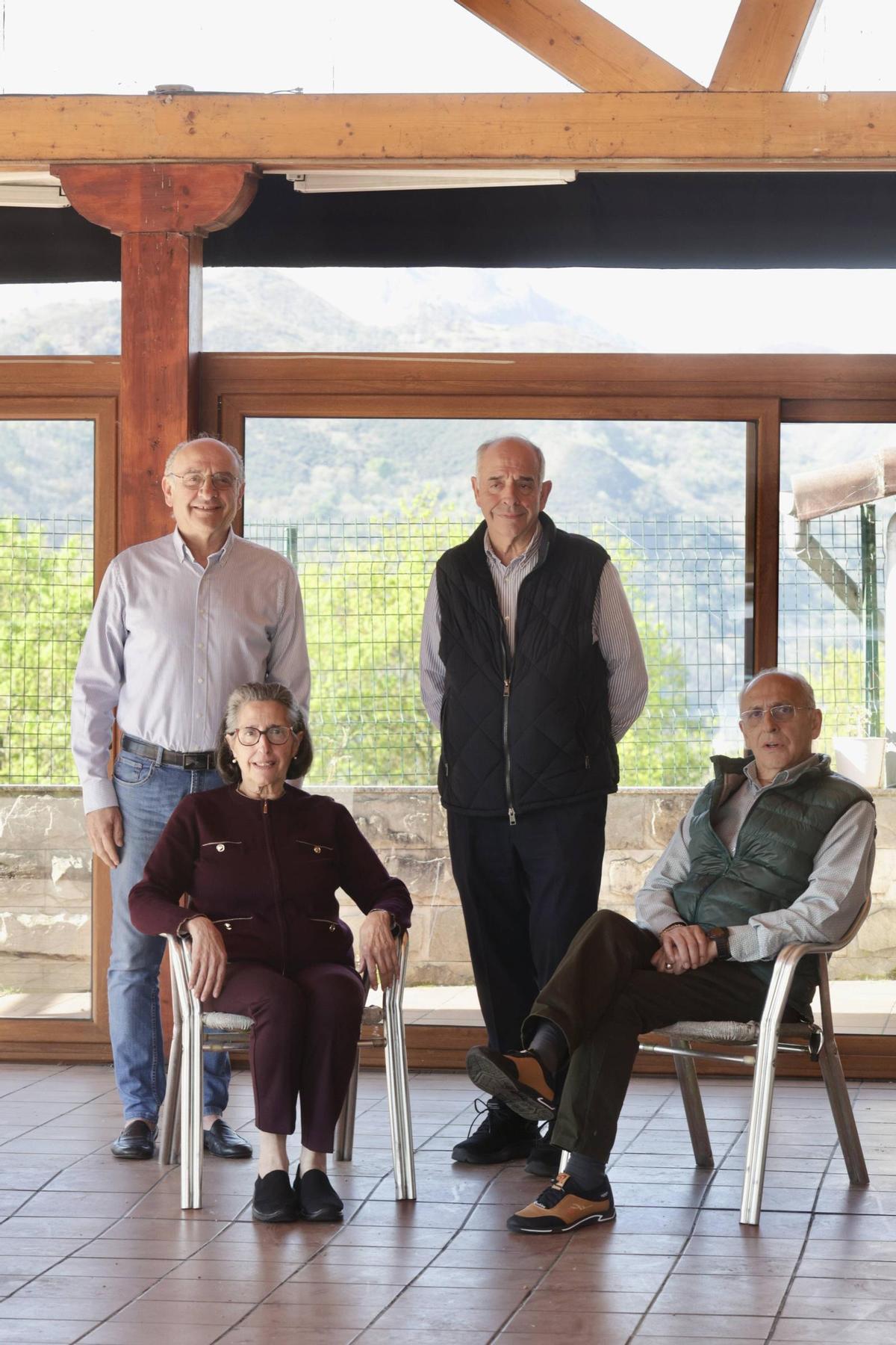 Por la izquierda, de pie, en la terraza del restaurante, Jorge y José Manuel Suárez, y sentados, Emma y Pedro Suárez.