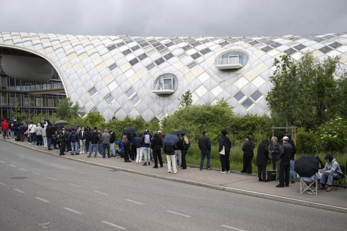 Personas esperan a que abra la tienda para comprar el nuevo reloj Royal Pop de Swatch y Audemars Piguet frente al Swatch Drive-Thru Store, junto a la sede de Swatch, en Biel/Bienne, Suiza.