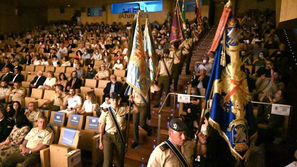 Portan enseñas militares entre el público del concierto de ayer.  | // R. V.