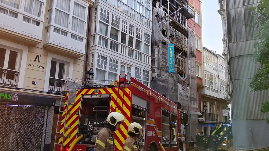 Un edificio arde de madrugada en la calle Barrera de A Coruña