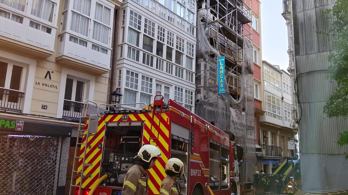 Un edificio arde de madrugada en la calle Barrera.