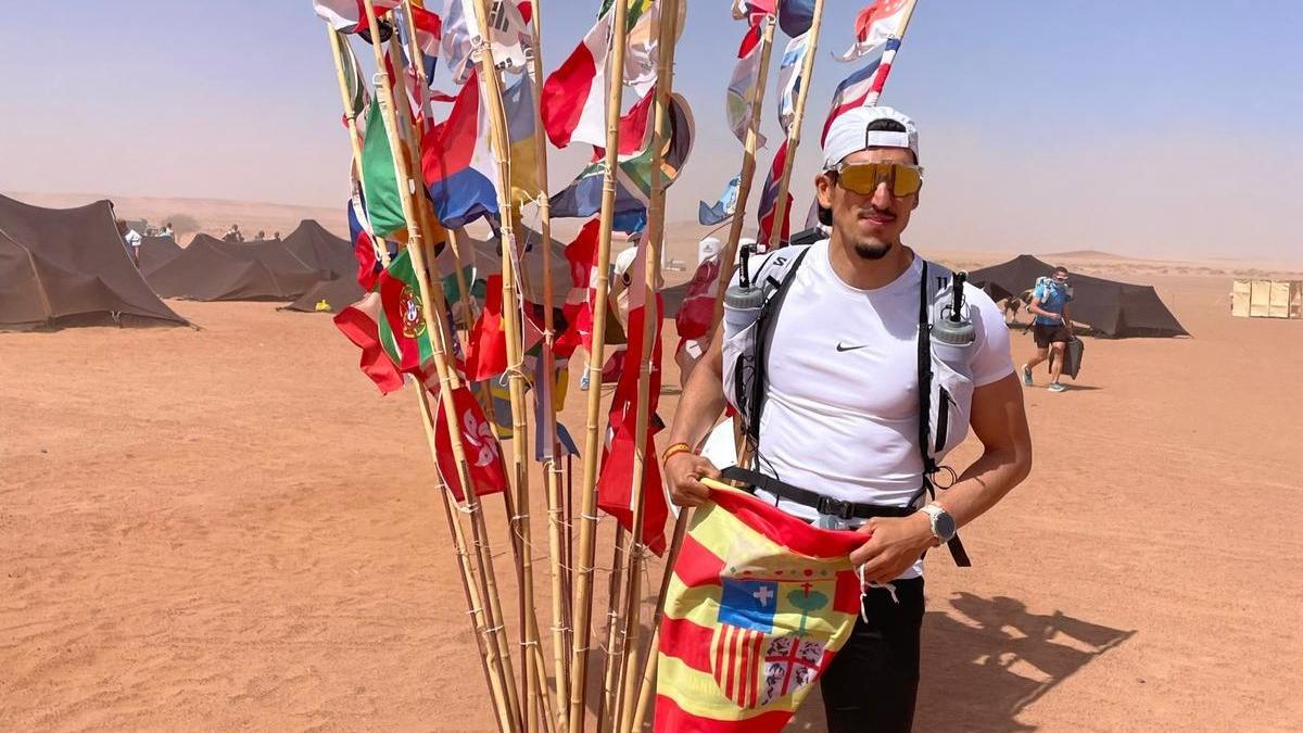 Juan Carlos Gimeno, con la bandera de Aragón en uno de sus últimos retos.