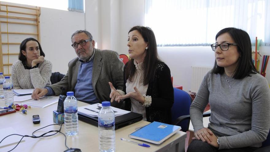 Marián Esparís (psicóloga y psicomotricista), Jaime Ponte (vicepresidente de AGAT), Maia García (coordinadora y psicóloga) y Lucía Formoso (logopeda). // Bernabé/Javier Lalín