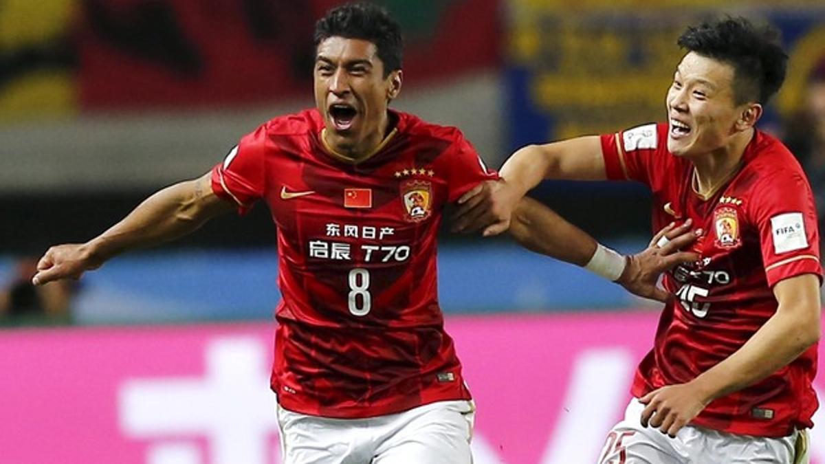 Paulinho celebra con Zou Zheng el gol que ha clasificado al Guangzhou chino para jugar ante el barça la semifinal del Mundial de Clubs
