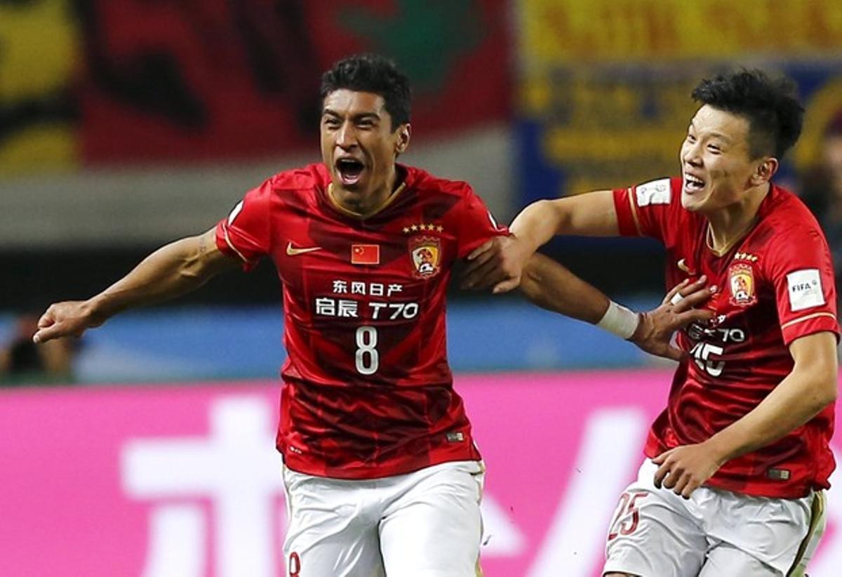 Paulinho celebra amb Zou Zheng el gol que ha classificat el Guangzhou xinès per jugar contra el Barça la semifinal del Mundial de Clubs.