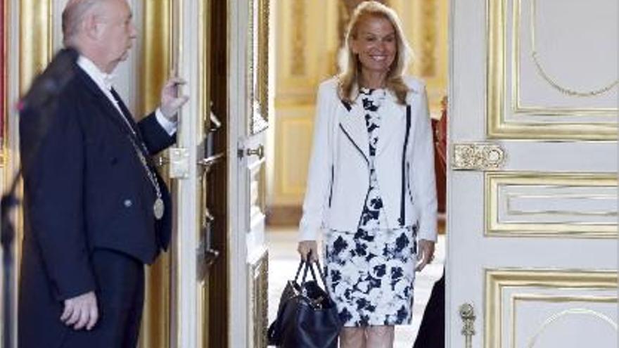 L&#039;ambaixadora dels EUA a París, Jane Hartley, sortint de la reunió amb el ministre d&#039;exteriors francès.