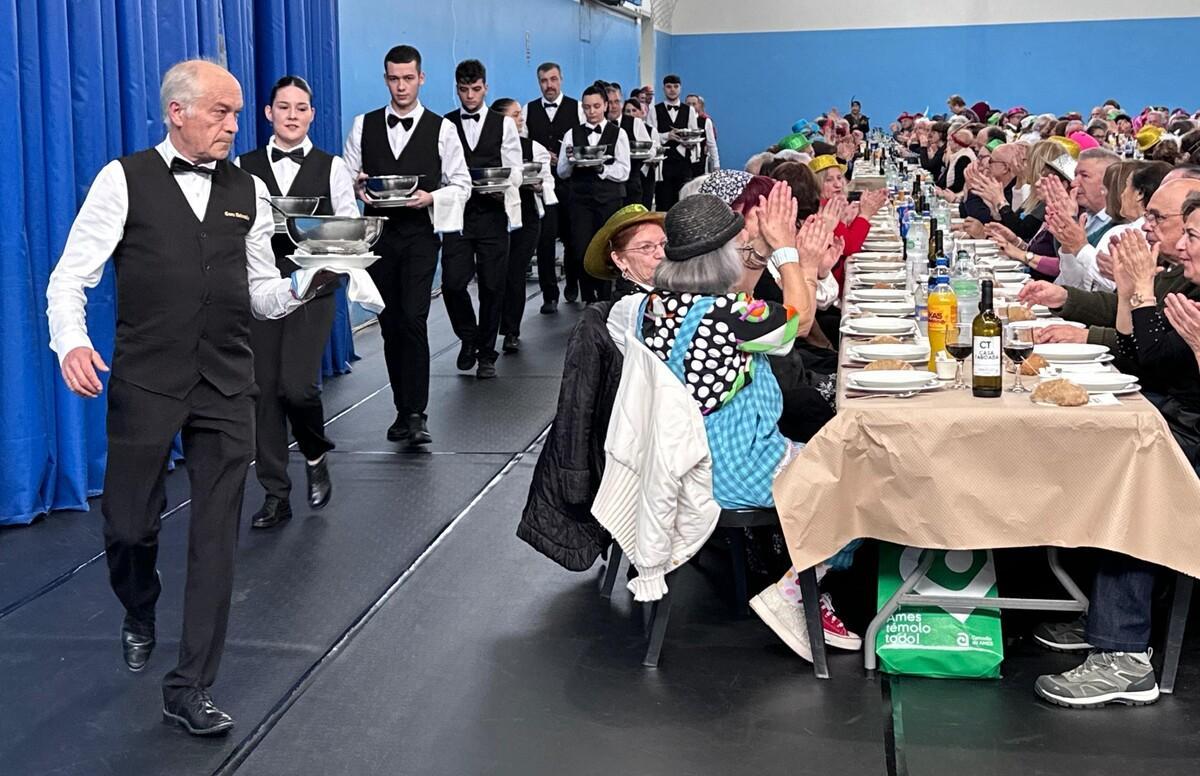 Reparto de cocido en una anterior edición de la exaltación en Ames