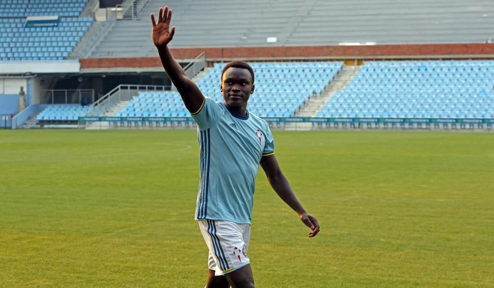 El jugador danés hizo su puesta de largo en Balaídos frente a 300 aficionados: "Elegí al Celta por su buen fútbol", dijo.