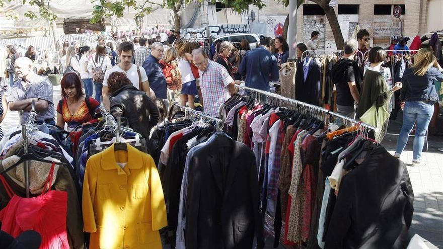 Absueltos cinco cordobeses de vender ropa de imitación en un mercadillo de Fuengirola