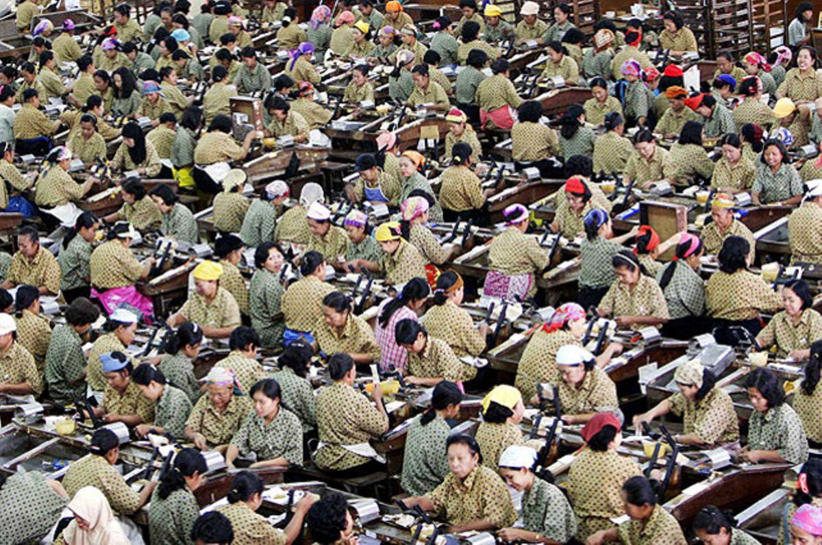 Treballadors d’una fàbrica de tabac a Kediri (Indonèsia), on es presentarà una demanda judicial col·lectiva per forçar una regulació més estricta en una societat on una de tres persones fuma.