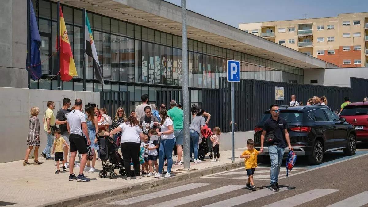 Salida de alumnos del colegio de Cerro Gordo en Badajoz.