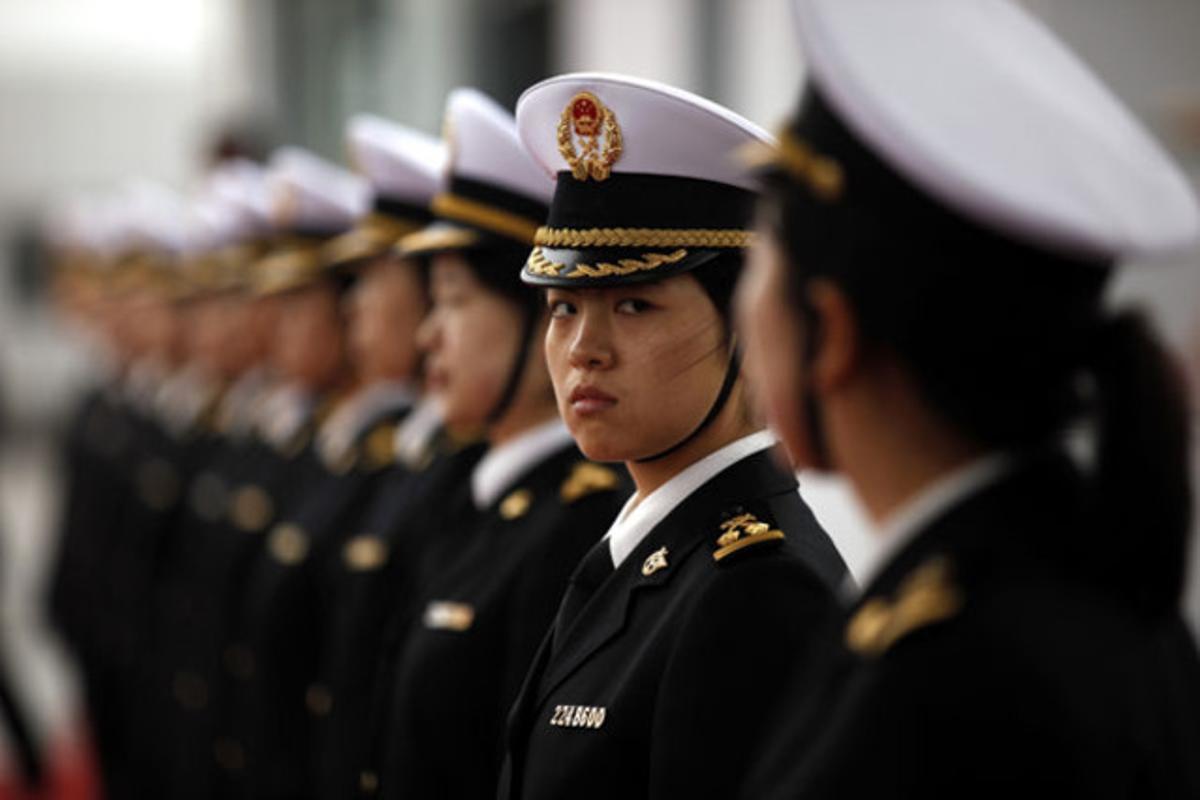 Oficials xinesos formen una fila durant la posada en marxa del sistema de detecció de radiació al port de Yangshan, a Xangai (Xina).