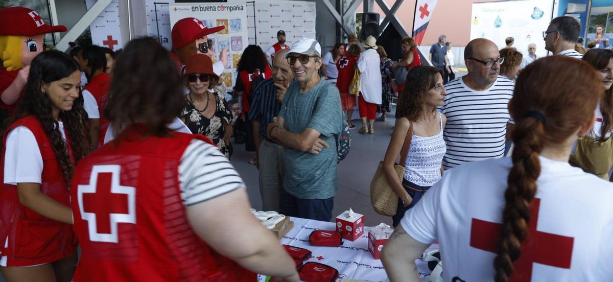Ambiente ayer en el stand de LA NUEVA ESPAÑA con el despliegue de Cruz Roja.
