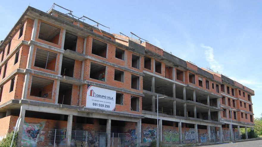 Una promotora de Sarria compra el edificio inacabado de la calle Álvaro Cunqueiro de Lalín