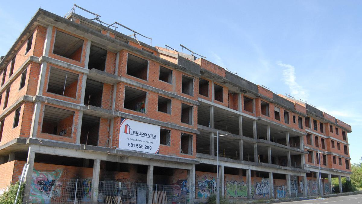 La propiedad instaló un cartel en la fachada del bloque de viviendas.