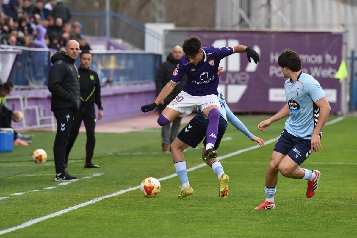 Un jugador del Guadalajara salta en un lance del partido.
