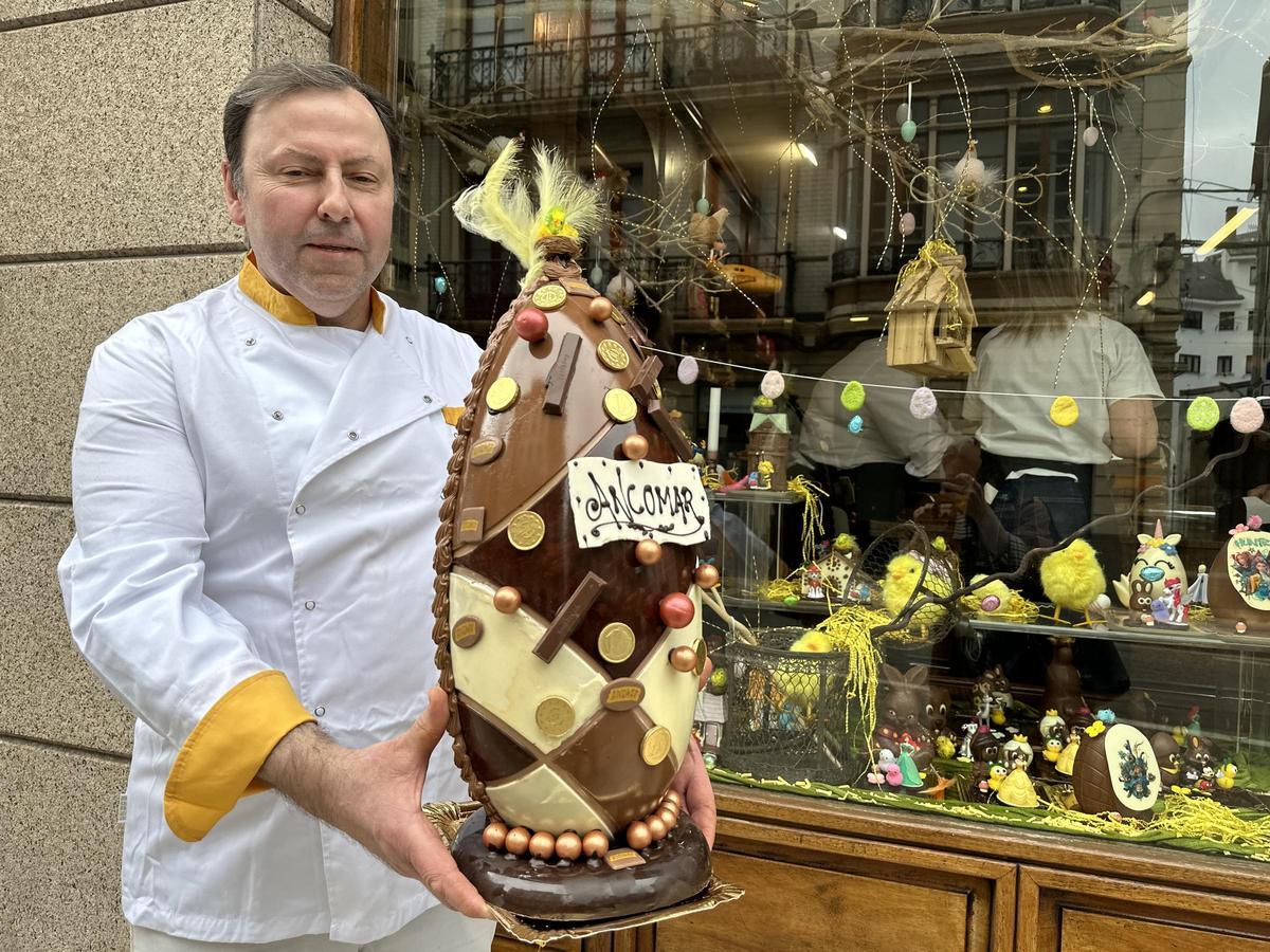 Marcos Menéndez con la gran mona de Pascua dedicada a Ancomar.