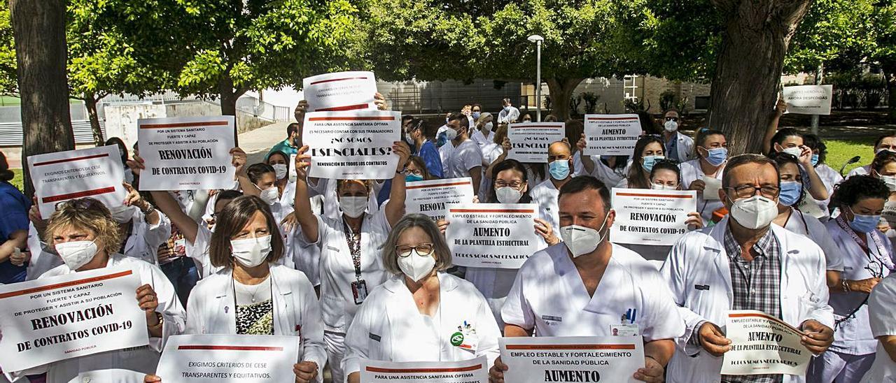 Protestas en el Hospital de Sant Joan ante los recortes en Sanidad. | HÉCTOR FUENTES