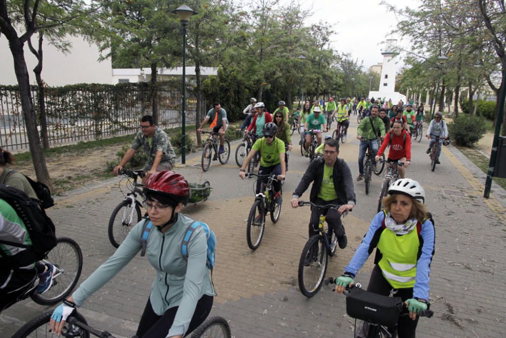 La plataforma que demanda un gran espacio verde en la ciudad protagoniza una marcha ciclista este sábado, con el apoyo de miembros de IU y Podemos, desde el parque Huelin hasta los terrenos de Repsol.