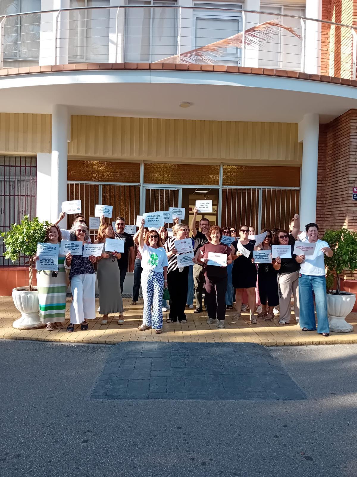 Profesores del colegio concertado Santa Faz de San Vicente, este miércoles