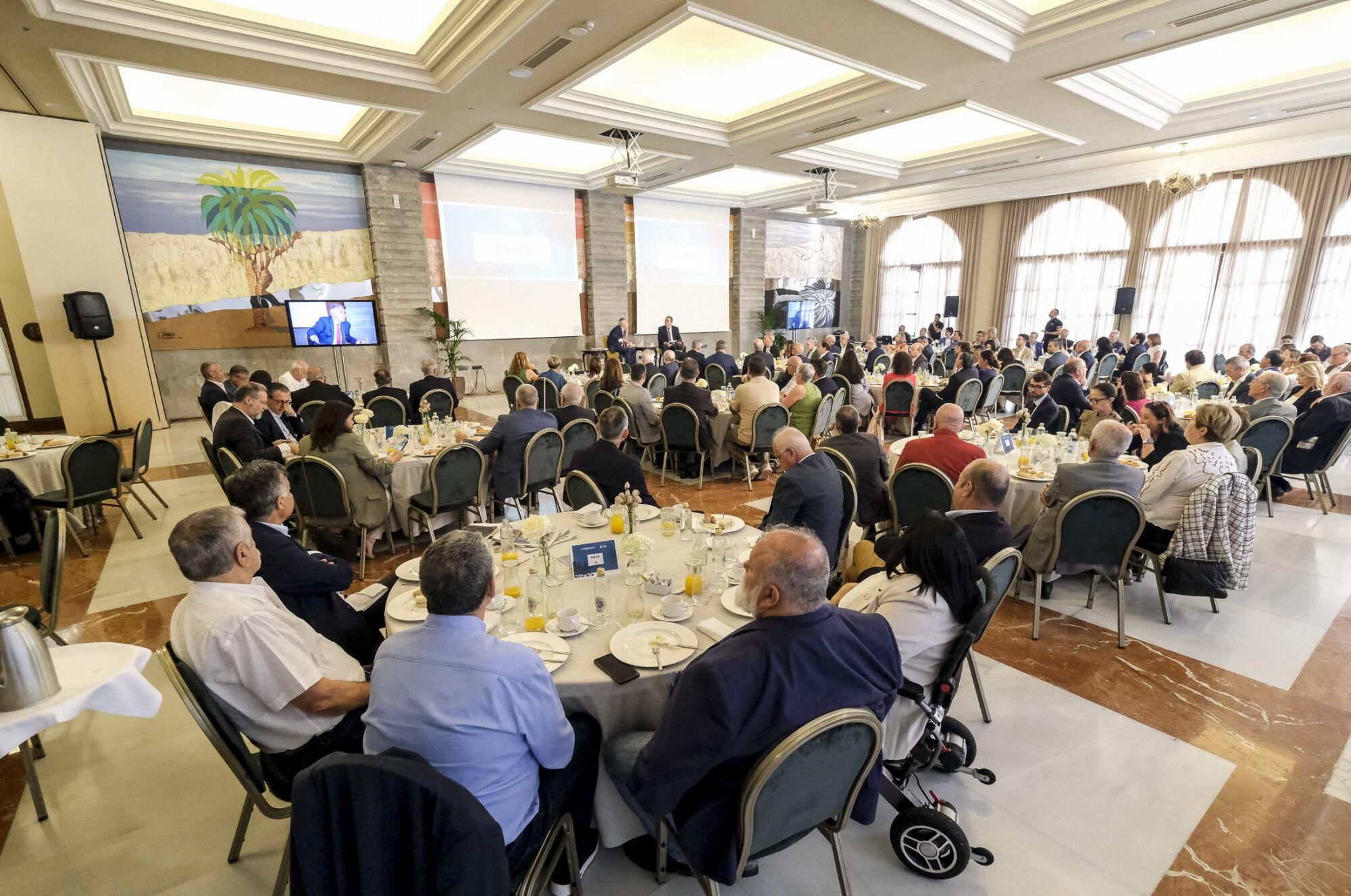Encuentro informativo con Ángel Víctor Torres, ministro de Política Territorial y Memoria Democrática de España 