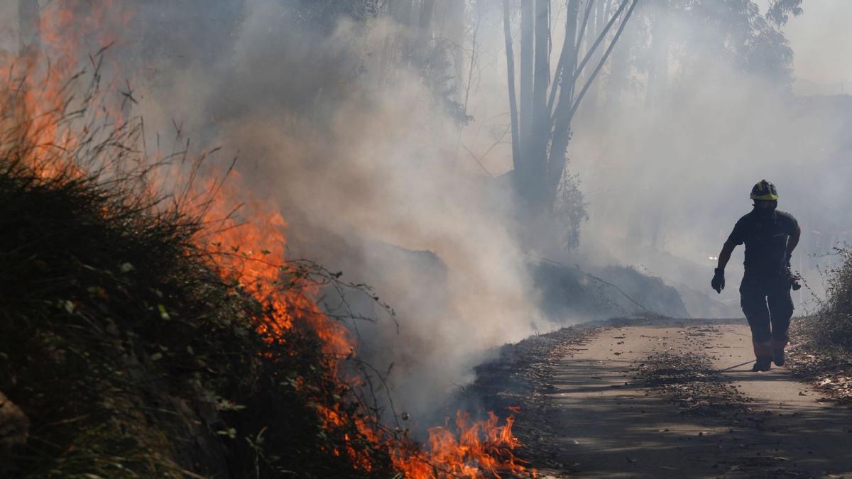 Un bombero, trabajando en la extinción del fuego en el Monte Areo. | |  L. MURIAS