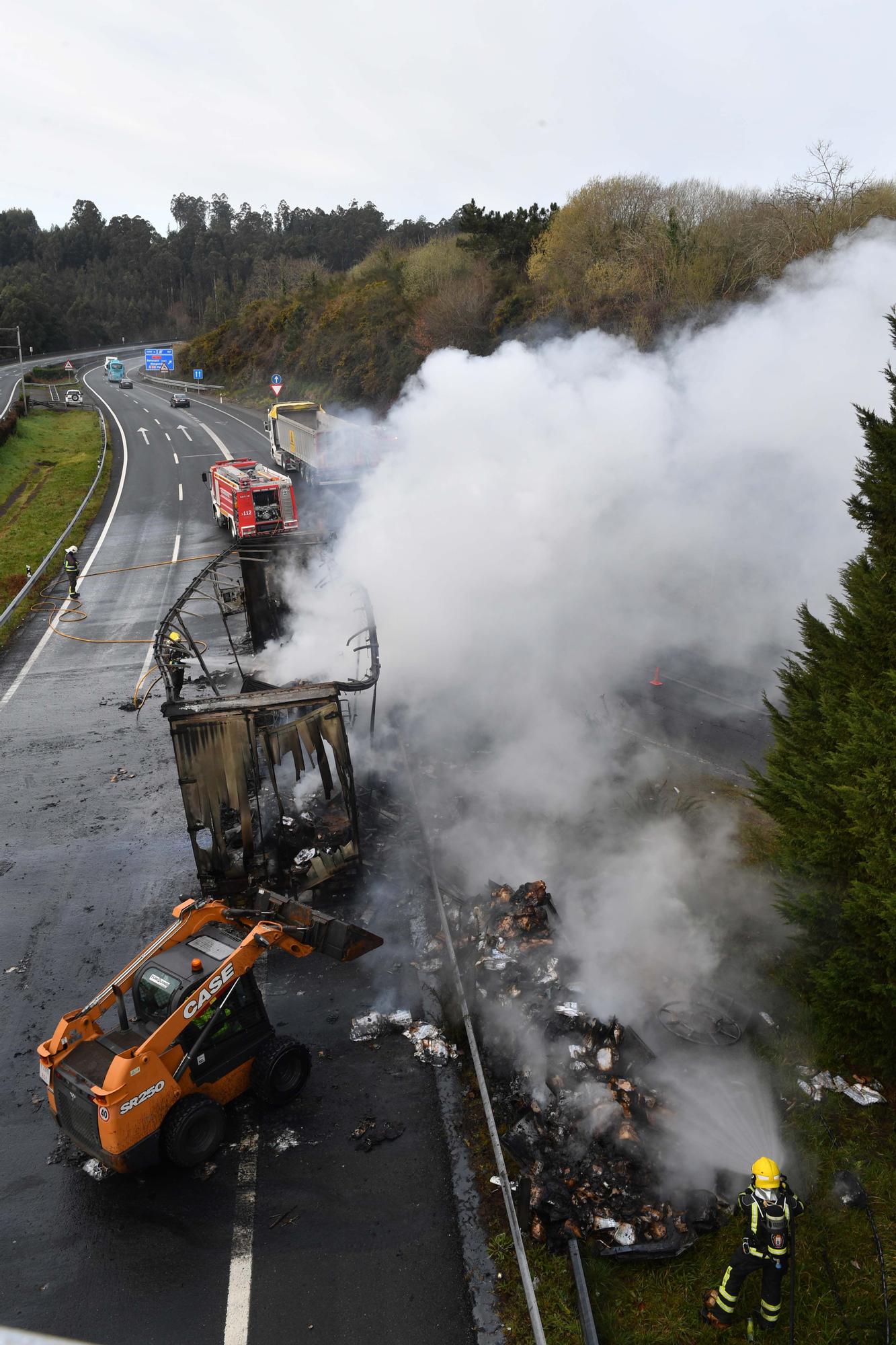 Un camión se incendia en la A-6 a la altura de Requián, en Betanzos