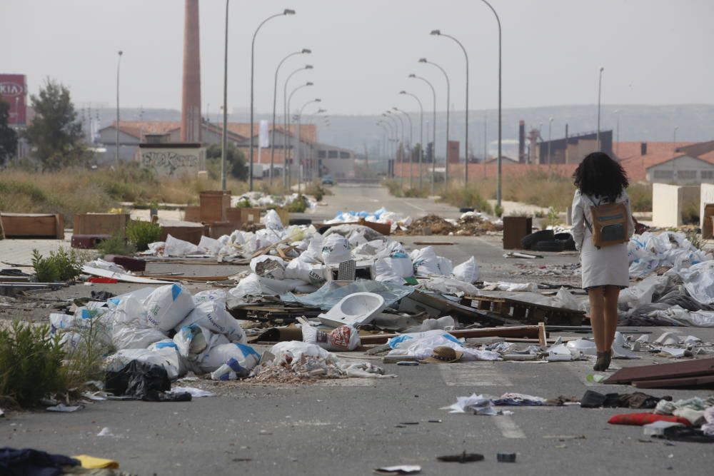 Basura en el entorno del Cementerio