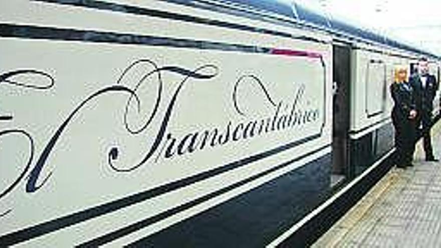 El Transcantábrico, en la estación de Gijón.