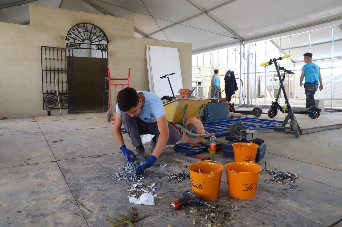 El montaje de las casetas de Feria en imágenes