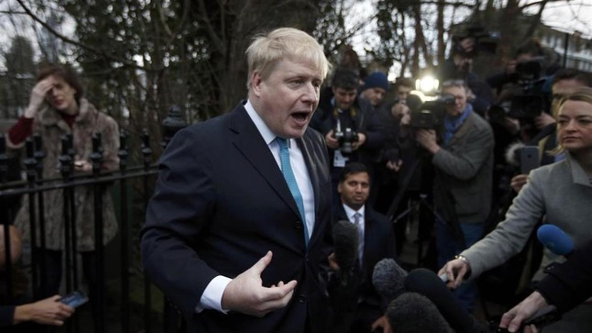 Boris Johnson hace declaraciones ante su residencia.