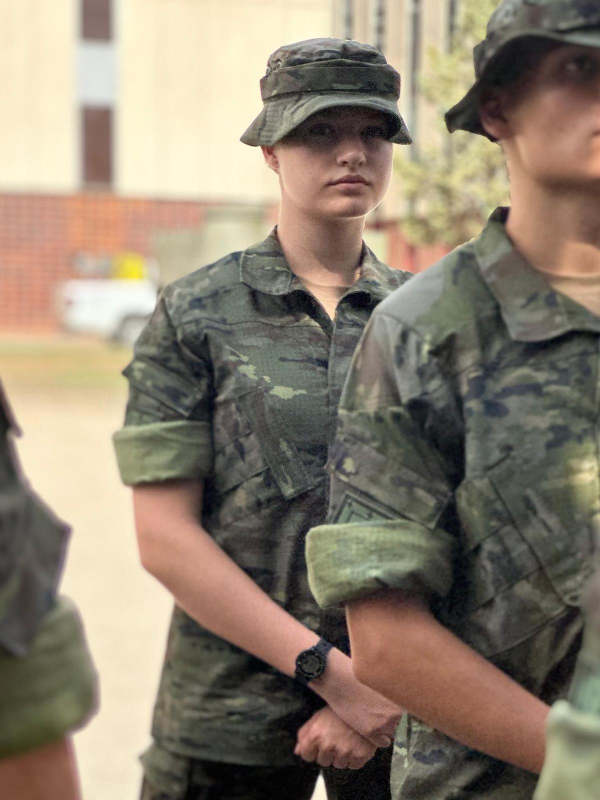 Primeras imágenes de la princesa Leonor con el uniforme militar - Foto 1