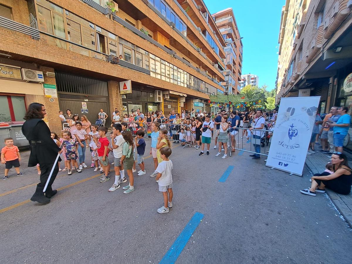 Clases de espada láser. Los niños, encantados con la Escuela de Esgrima Acero.