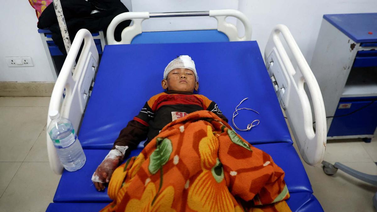 Aumentan a 136 los muertos por un terremoto de magnitud 6,4 en Nepal