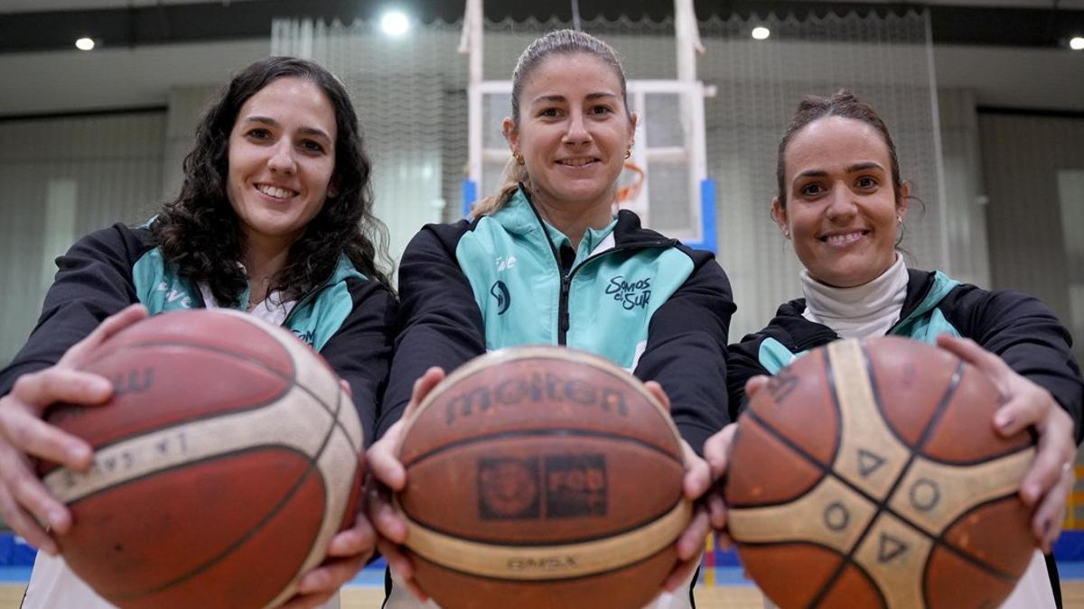 Aurora Luque, Marta Martínez y Carmen Gaitán, en un entrenamiento de la selección provincial mini femenina de baloncesto.