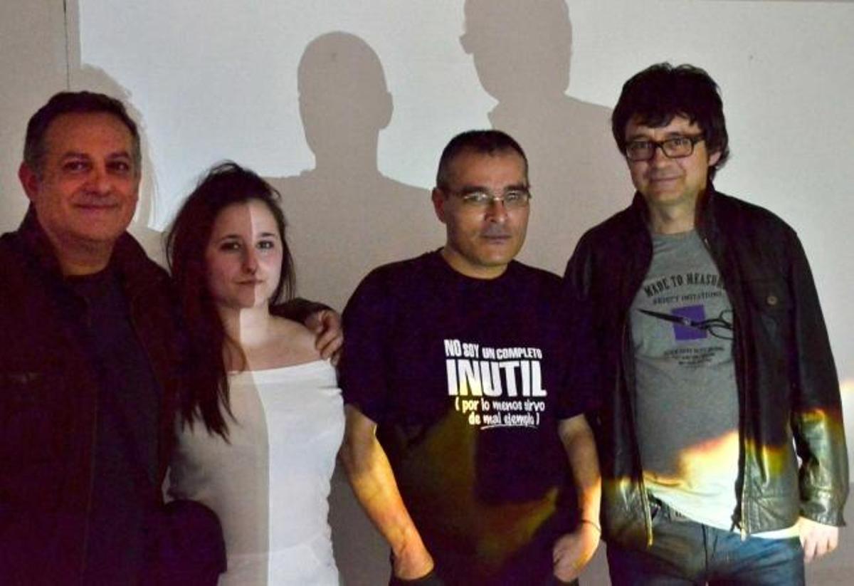 Arriba, de izquierda a derecha, César Naves, Tamara Norniella, Jaime Rodríguez y Ángel González. A la derecha, la performance de Norniella.