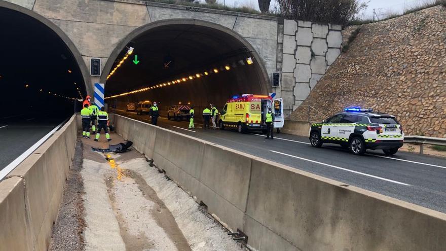 Muere un joven en un brutal accidente tras estrellar su coche y salir despedido a gran velocidad