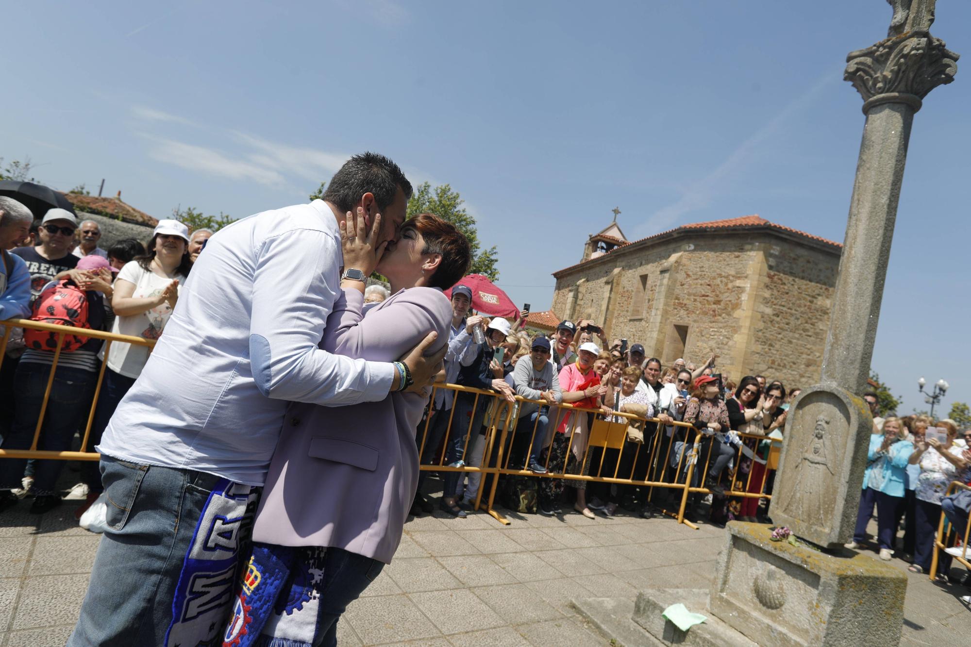 En imágenes: Tradicional rito del beso en la ermita de La Luz de Avilés