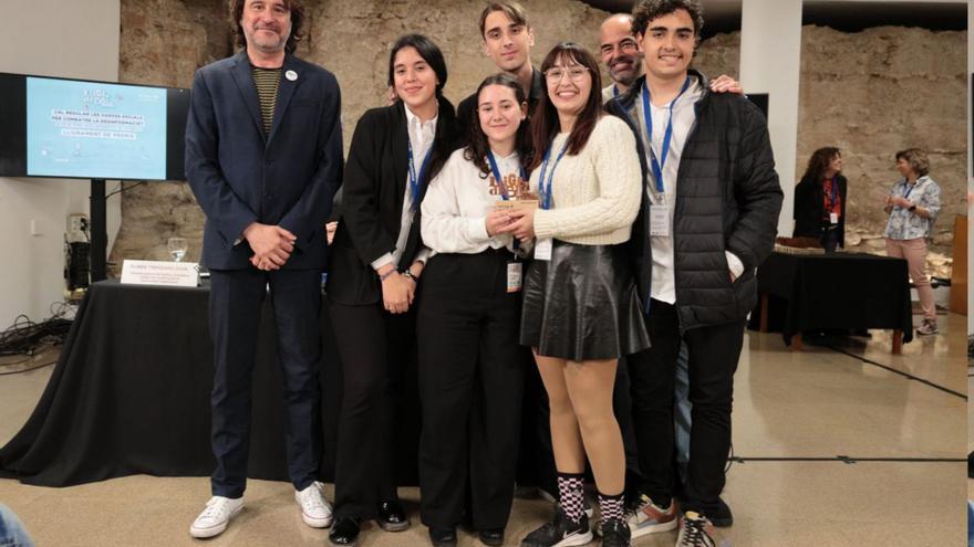 Rubén Trenzano amb l’equip guanyador i el seu professorat.