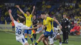 La UD Las Palmas sobrevive a la primera final con tantos de Pedrola y Fuster