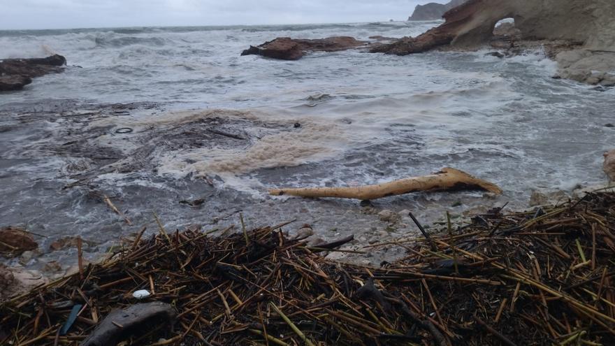 La Dana desata el temporal marítimo: así golpean las olas el litoral de Xàbia