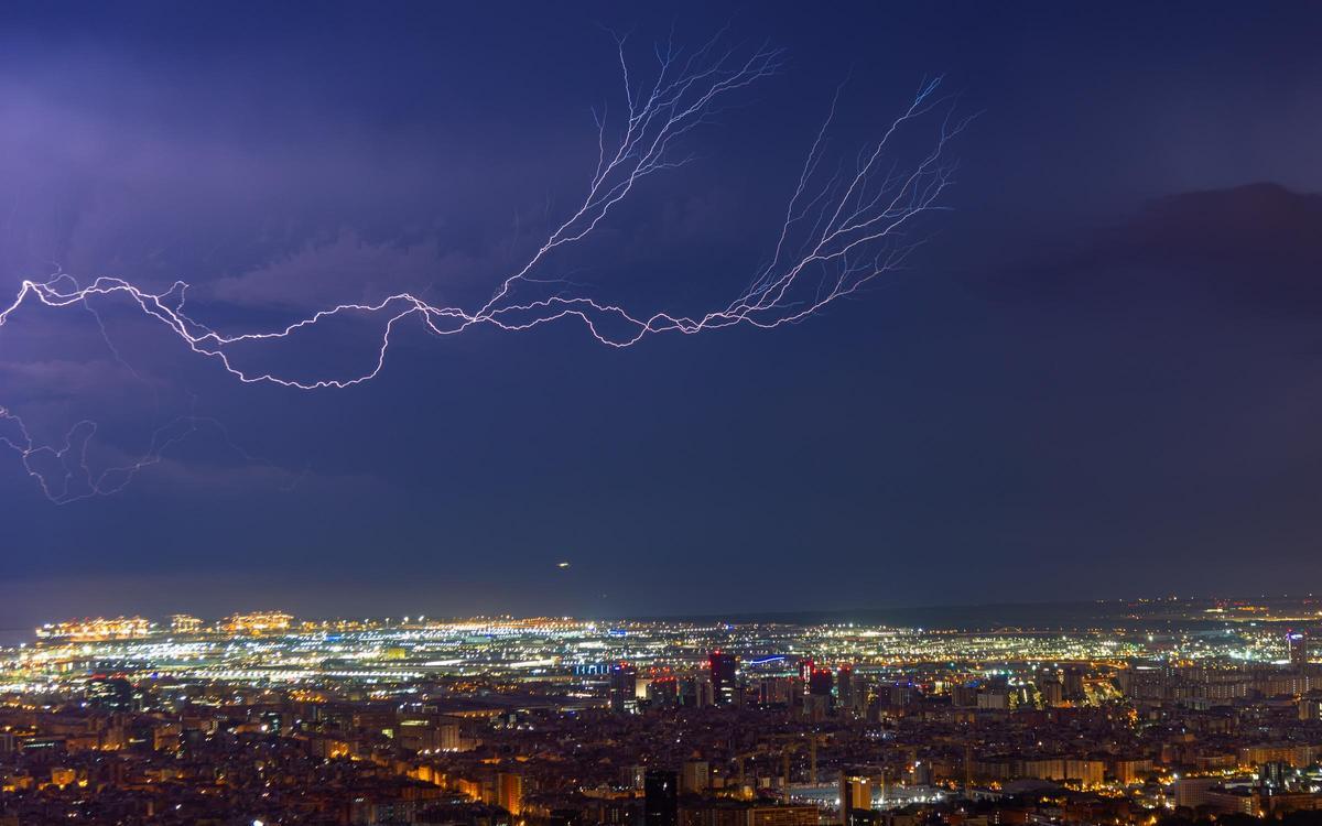 Espectacular tormenta nocturna sobre Barcelona