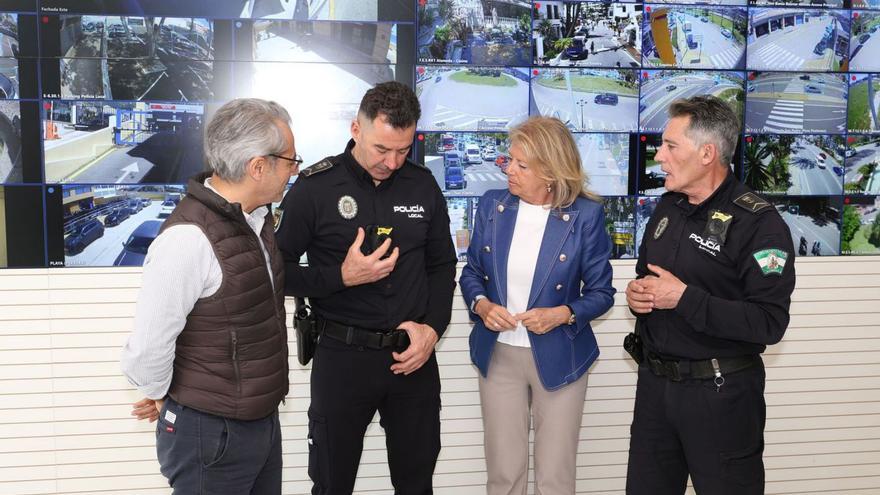 La alcaldesa y el delegado de Seguridad Ciudadana, junto a dos agentes que portan una cámara corporal.