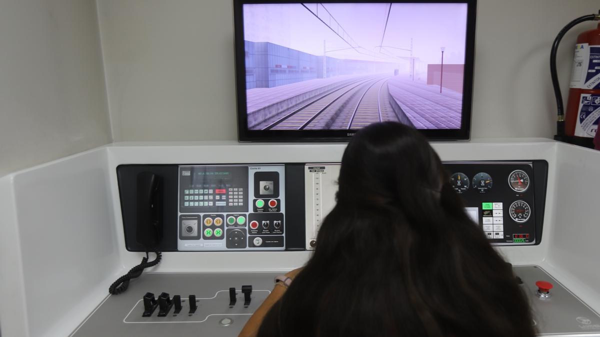 Una becaria de Media Distancia de la escuela de Renfe practica en un simulador en la Estación del Portillo de Zaragoza.