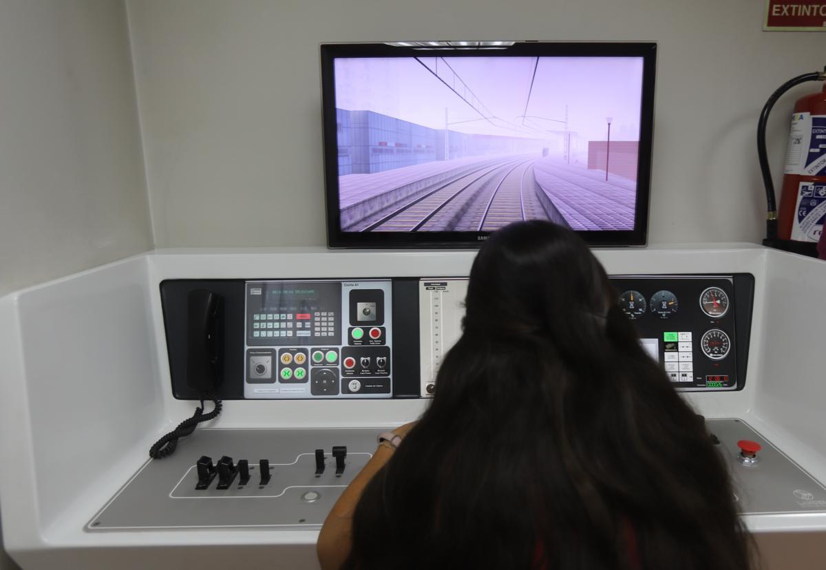 Una becaria de Media Distancia de la escuela de Renfe practica en un simulador en la Estación del Portillo de Zaragoza.