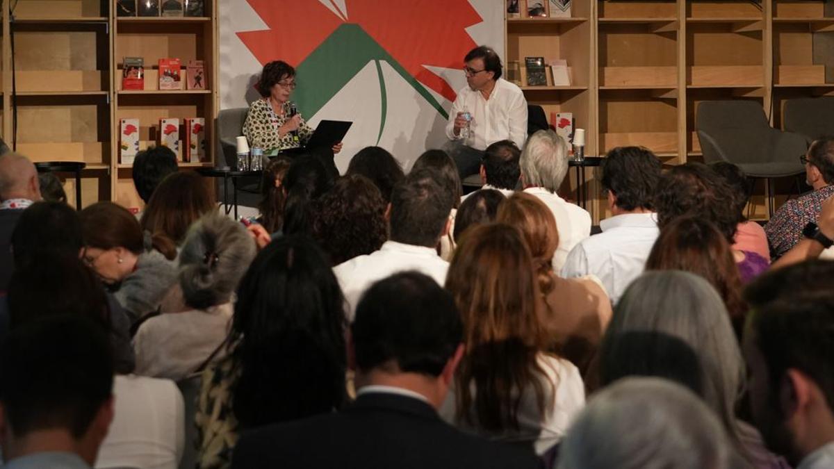 Vista de la sala, plena de gom a gom, on van conversar Javier Cercas i Elena Hevia.