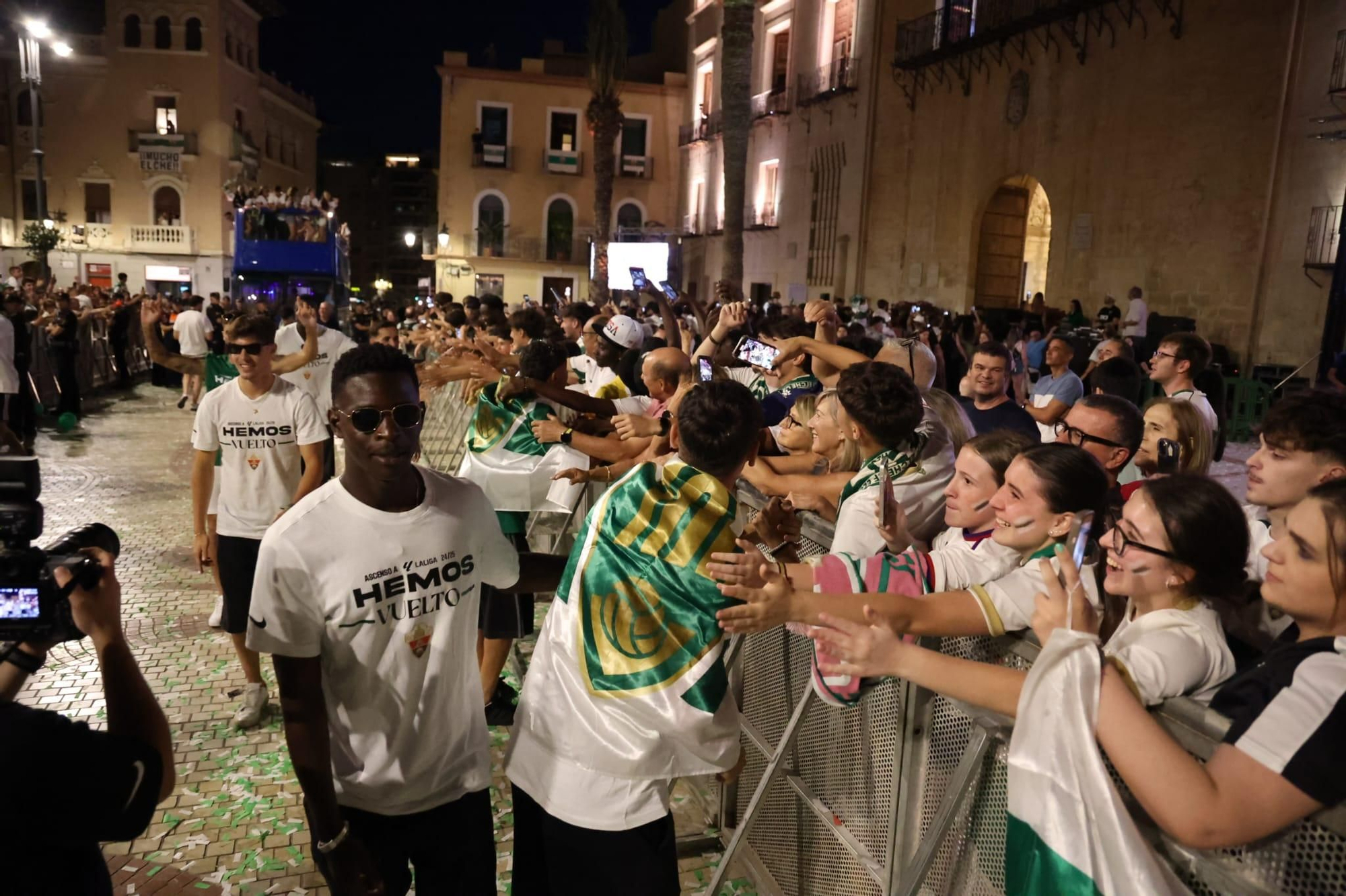 El Elche CF celebra el ascenso a Primera con una rúa en autobús hasta la Plaça de Baix