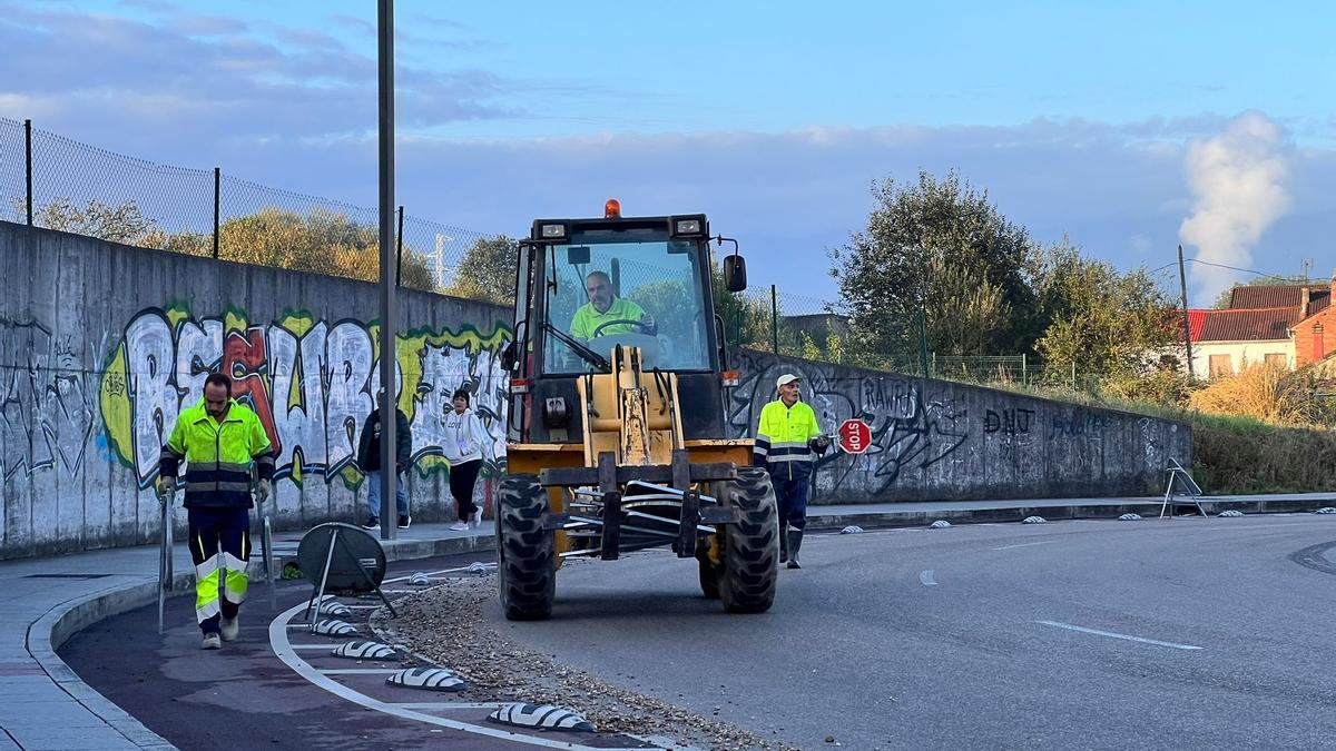 Trabajos de renovación urbana en la avenida de Oviedo de Lugones.